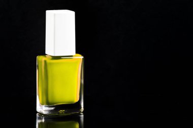 Şişe izole parlak siyah arka plan kireç yeşil neon oje, kopya alanı, seçici odak