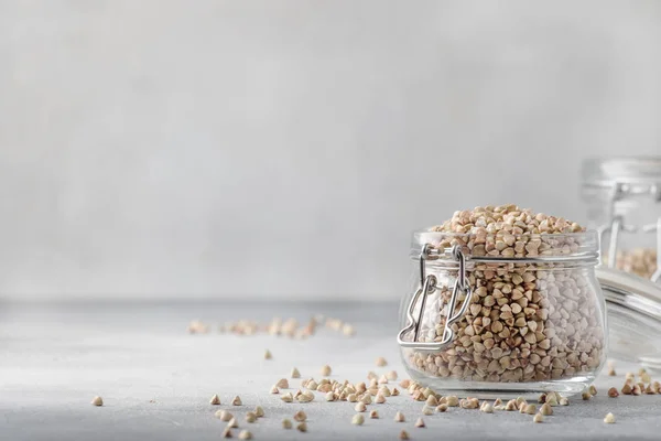 Rauwe Groene Boekweit Jar Gezond Vegetarisch Eten Grijze Keuken Tafel — Stockfoto