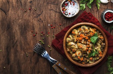 Mantar ve sebze, vintage ahşap mutfak masası, kopya alanı ile Pişmiş yeşil Mercimek. Vegan veya vejetaryen yemek. Üstte görüntü