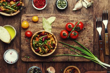 Sebze, mantar ve domates ile yeşil fasulye. Gıda pişirme arka plan, vintage ahşap rustik masa. Kopya alanı, üst görünüm