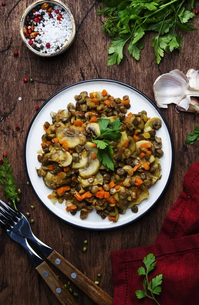 Lenticchie Verdi Cotte Con Funghi Verdure Tavolo Cucina Legno Vintage — Foto Stock