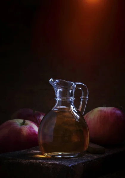 Apfelessig Glaskrug Frische Äpfel Alter Holztisch Zurückhaltend Selektiver Fokus — Stockfoto