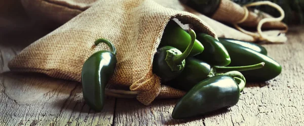 Grüne Jalapeño Paprika Alter Hölzerner Küchentischhintergrund Selektiver Fokus — Stockfoto
