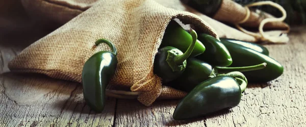 Verde Jalapeno Pimentas Fundo Mesa Cozinha Madeira Velha Foco Seletivo — Fotografia de Stock