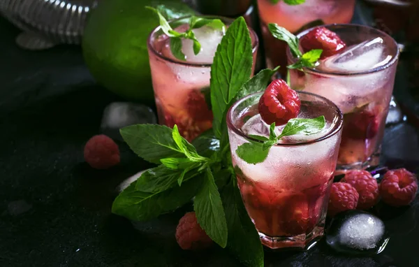 Alkoholhaltiga Cocktail Hallon Mojito Med Bär Lime Sirap Soda Rom — Stockfoto