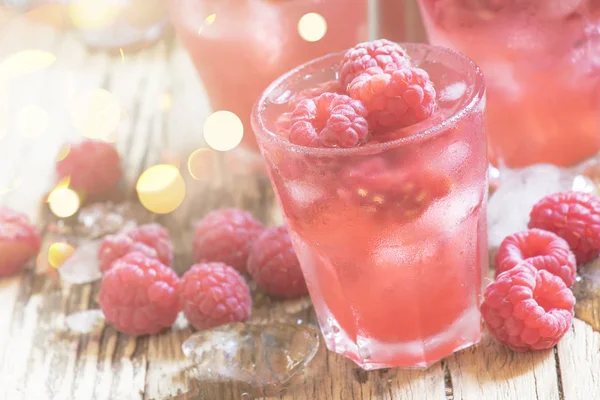 Холодная Малина Коктейль Льдом Розовый Летний Ягодный Напиток Избирательный Фокус — стоковое фото