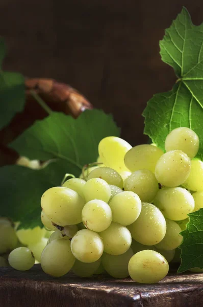 Gröna Druvor Gammalt Träbord Sommar Stilleben Selektivt Fokus — Stockfoto