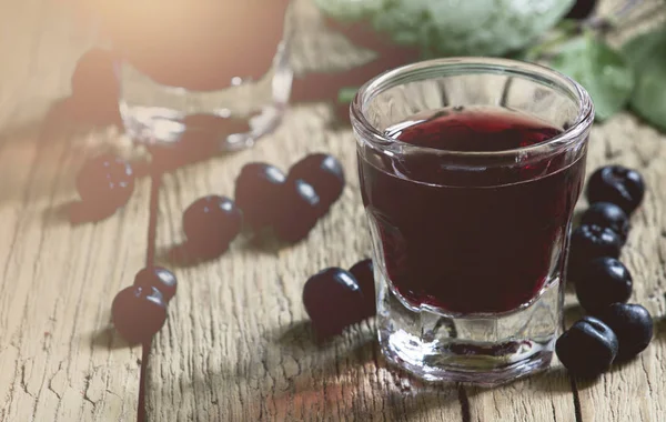 Liquore All Aronia Fatto Casa Con Bacche Fresche Vecchio Tavolo — Foto Stock