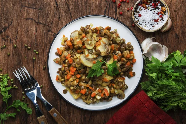 Gekookte Groene Linzen Met Champignons Groenten Vintage Houten Keuken Tafel — Stockfoto