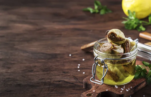 Carciofi Olio Oliva Barattolo Vetro Tavolo Legno Rustico Nature Morte — Foto Stock