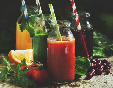Yiyecek ve içecekler, malzemeile cam şişelerde sebze ve meyve suları ve smoothies seçimi, rustik ahşap masa, seçici odak ayarlayın