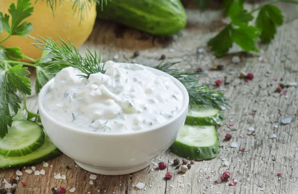 Ranch Whte Mártással Fehér Tál Uborka Gyógynövények Fűszerek Régi Fából — Stock Fotó