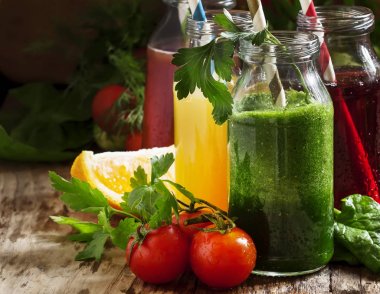 Yiyecek ve içecekler, malzemeile cam şişelerde sebze ve meyve suları ve smoothies seçimi, rustik ahşap masa, seçici odak ayarlayın