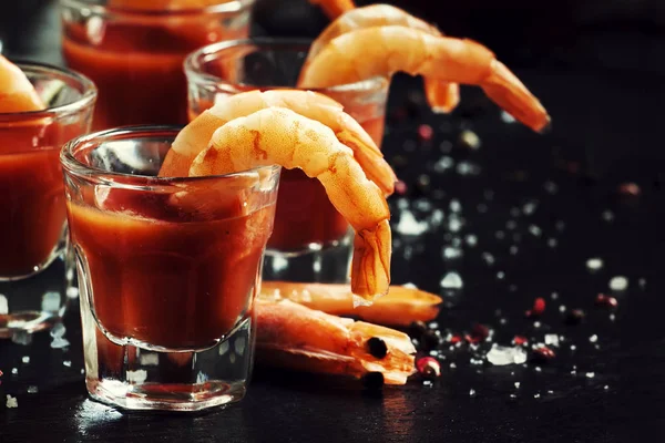 Svačinka Krevetem Kořeněným Rajčatovým Koktejlem Černou Kuchyňskou Tabulkou Selektivní Výběr — Stock fotografie