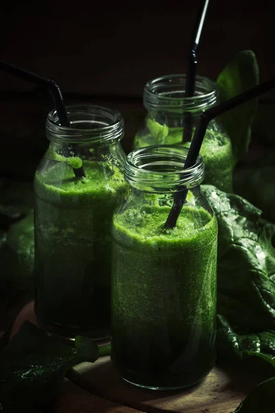 Bevanda Verde Avocado Agli Spinaci Disintossicante Frullati Bottiglia Vetro Fondo — Foto Stock