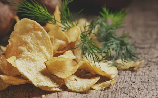 Gesalzene Kartoffelchips Auf Holztisch Rustikaler Stil Selektiver Fokus — Stockfoto