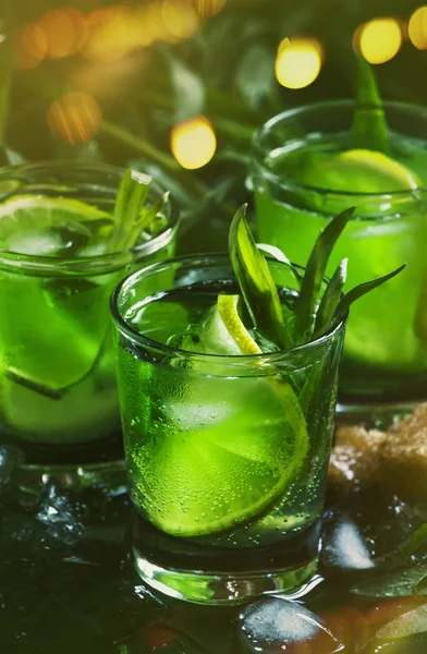 Cocktail Verde Alcolico Con Lime Succo Limone Zucchero Canna Soda — Foto Stock