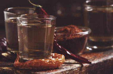 Biber gorilka ile Ukrayna votka, koyu vintage ahşap masa, rustik tarzı, seçici odak