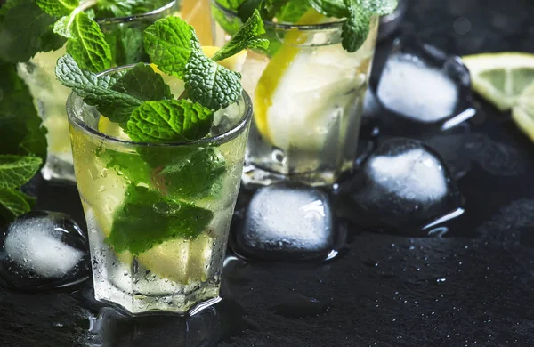 Alkoholischer Cocktail Mit Wodka Minztee Zitronensaft Eis Zuckersirup Und Frischer — Stockfoto