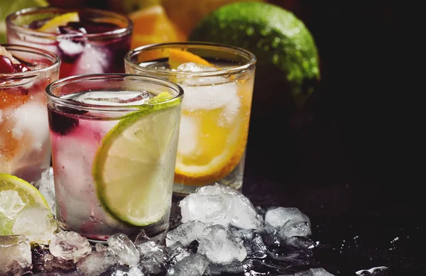 Sommar Drinkar Lemonad Set Med Lime Apelsin Och Tranbär Selektivt — Stockfoto