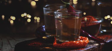 Biber gorilka ile Ukrayna votka, koyu vintage ahşap masa, rustik tarzı, seçici odak