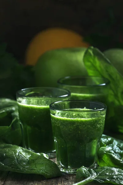 Frullati Disintossicazione Agli Spinaci Verdi Con Mele Limone Nei Bicchieri — Foto Stock