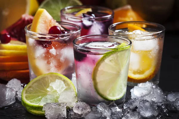Sommar Drinkar Lemonad Set Med Lime Apelsin Och Tranbär Selektivt — Stockfoto