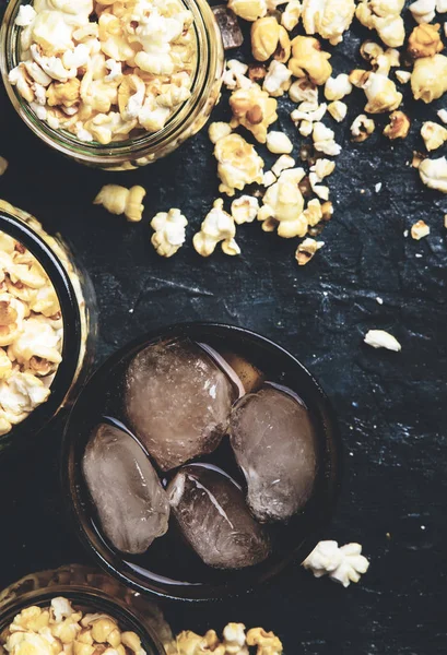 Eis Und Karamell Popcorn Ungesundes Essen Und Trinken Schwarzer Tisch — Stockfoto