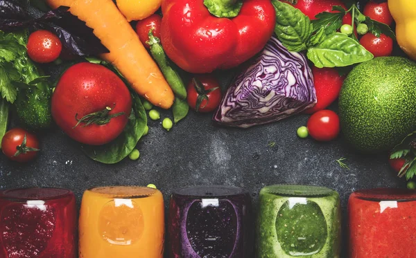 食べ物や飲み物の背景 グレーのキッチンテーブル コピースペース 選択的な焦点のボトルに設定されたカラフルなビーガン野菜ジュースやスムージー — ストック写真