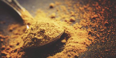 Zemin zerdeçal veya curcuma, siyah arka plan, yakın çekim shot, seçici odak