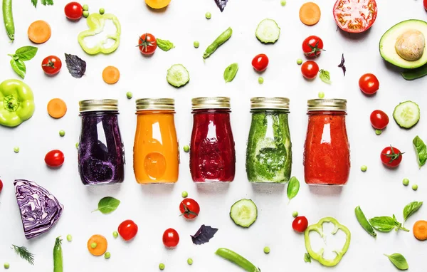 Essen Und Trinken Hintergrund Farbenfrohe Vegane Gemüsesäfte Und Smoothies Flaschen — Stockfoto