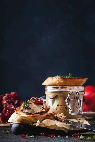 Pâté Foie Viande Sur Pain Grillé Avec Des Graines Fruits — Photo