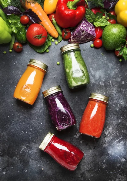 Fondo Comida Bebida Coloridos Jugos Verduras Veganas Batidos Establecidos Botellas — Foto de Stock