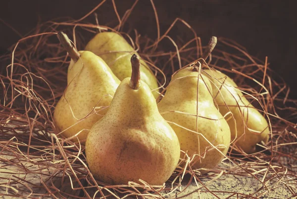 Yellow Pear Dry Straw Vintage Wooden Table Rustic Style Selective — 스톡 사진