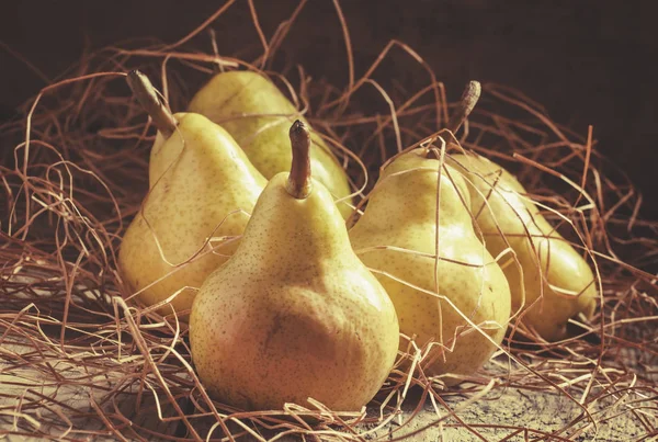 Gelbe Birne Trockenen Stroh Auf Dem Holztisch Rustikalen Stil Selektiver — Stockfoto