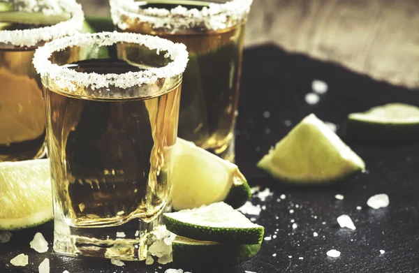 Goldener Mexikanischer Tequila Mit Limette Und Salz Getöntes Image Selektiver — Stockfoto