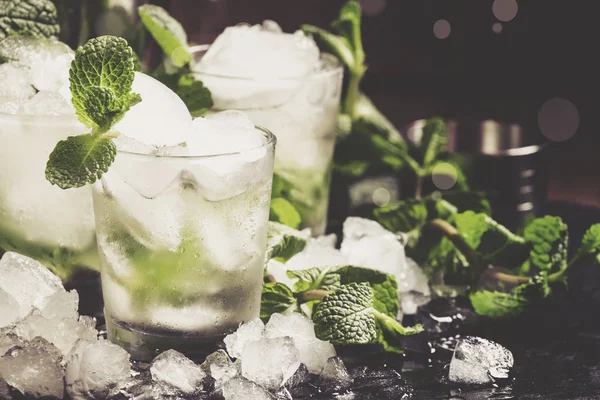 Alcoholic Cocktail Vodka Smash Vodka Sugar Syrup Soda Lime Mint — Stock Photo, Image