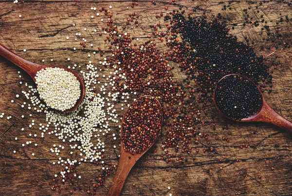 Preto Branco Vermelho Quinoa Colheres Cru Quinoa Grumos Sortidos Mesa — Fotografia de Stock