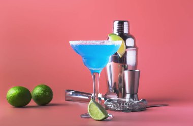 Tekila, likör, limon suyu, tuz ve buz, yaz mavisi arka plan, metin için yer ile Mavi margarita egzotik alkollü kokteyl