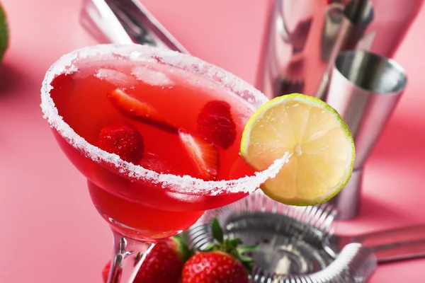 Strawberry Margarita Alcoholische Cocktail Met Tequila Likeur Bessen Limoensap Suiker — Stockfoto