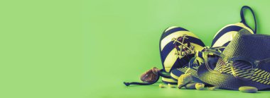 Yeşil uzun afiş arka plan, neon tonlu görüntü, metin için alan tatil için deniz tarzı mavi beyaz yaz plaj şeyler seti