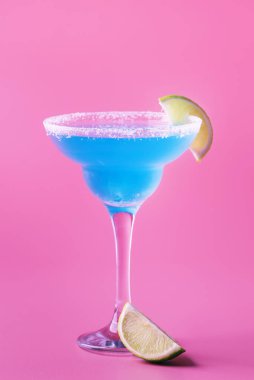 Tekila, likör, limon suyu, tuz ve buz, yaz mavisi arka plan, metin için yer ile Mavi margarita egzotik alkollü kokteyl