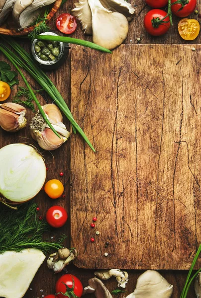 烹饪背景 准备素食菜肴的成分 蘑菇和草药 健康素食理念 质朴的木桌 顶视图 复制空间 — 图库照片