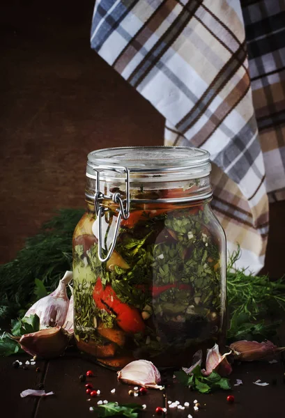 Zelfgemaakte Ingeblikte Gegrilde Aubergine Paprika Met Knoflook Peterselie Azijn Olie — Stockfoto