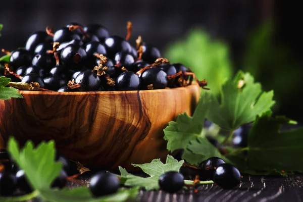 Glanzende Verse Zwarte Aalbessen Houten Schalen Zomer Oogsten Zwarte Keuken — Stockfoto