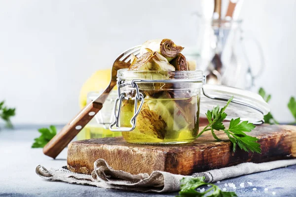 Artischocken Olivenöl Glas Mit Zitrone Und Kräutern Auf Grauem Küchentischhintergrund — Stockfoto