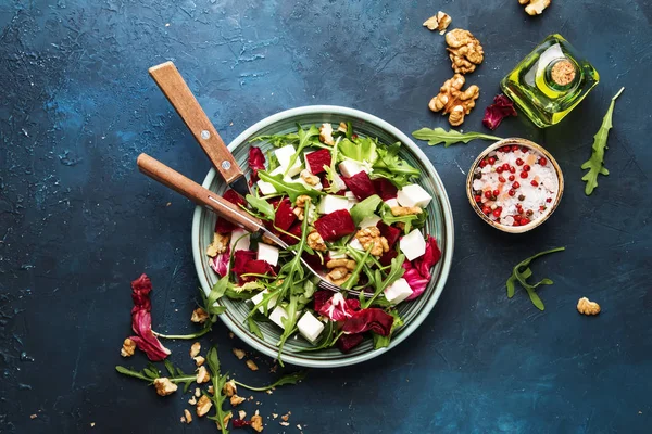 Salade Été Betteraves Avec Roquette Radicchio Fromage Pâte Molle Noix — Photo