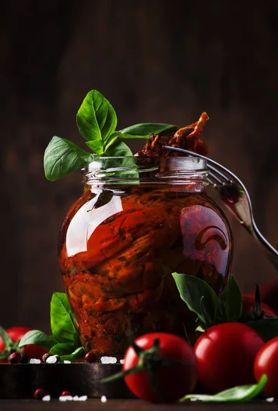 Tomates Secos Azeite Com Manjericão Verde Especiarias Frasco Vidro Sobre — Fotografia de Stock