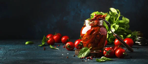 Getrocknete Tomaten Olivenöl Mit Grünem Basilikum Und Gewürzen Glas Auf — Stockfoto