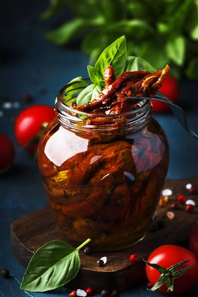 Gedroogde Tomaten Olijfolie Met Groene Basilicum Specerijen Glazen Pot Blauwe — Stockfoto